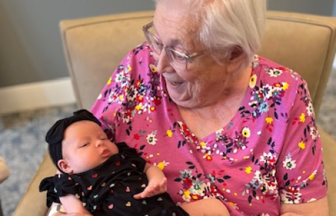 Sister Dottie Young coaxes Baby Noona to open her eyes!